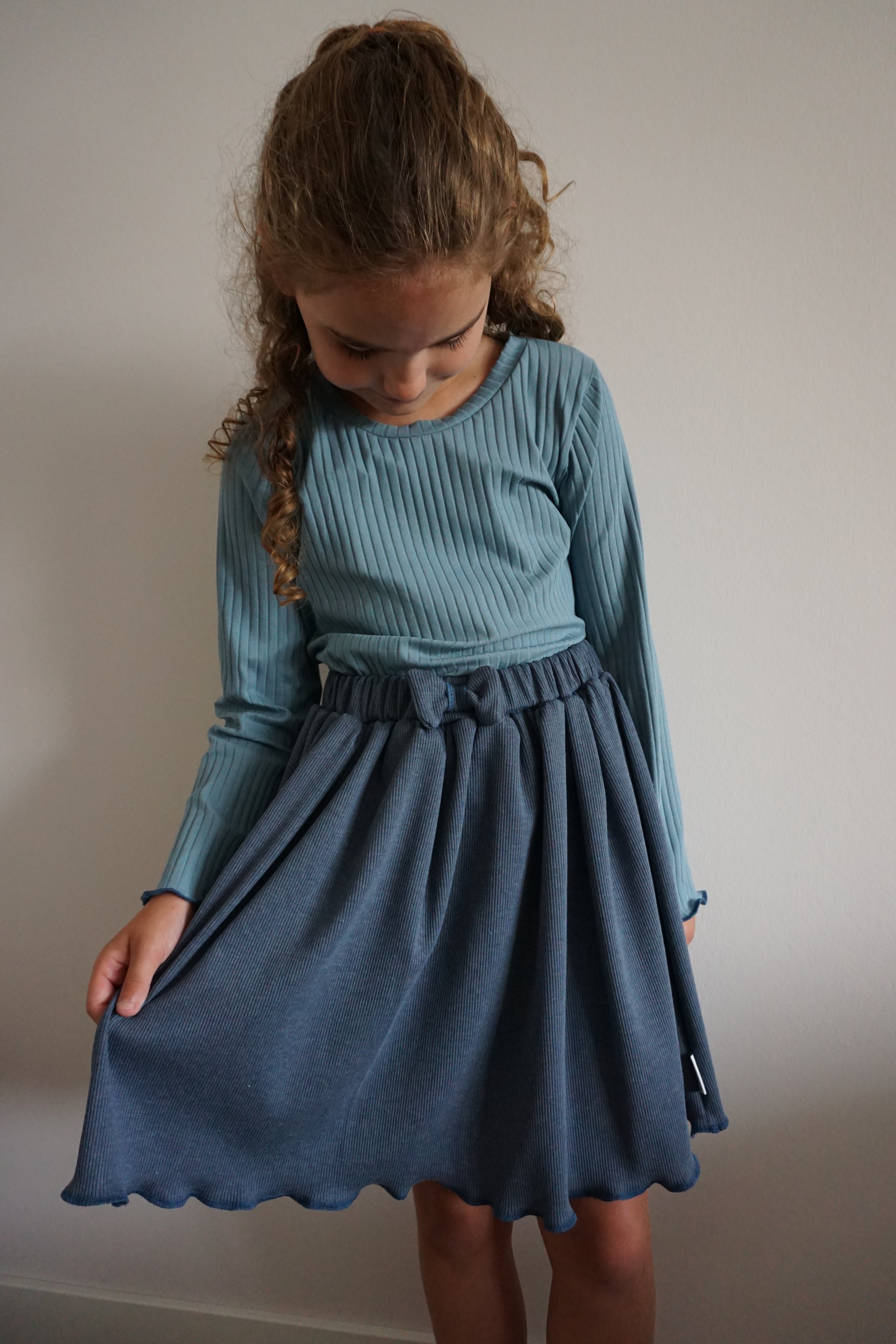 Blauw rib rokje meisjes met rolzoom
