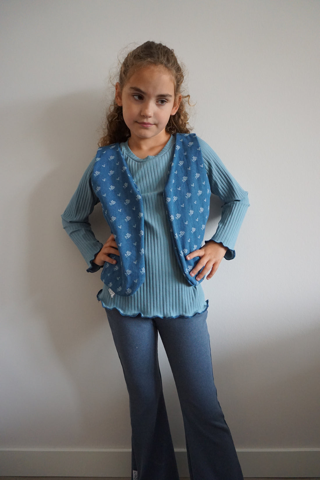 Blauwe rib flared broek meisjes met rolzoom
