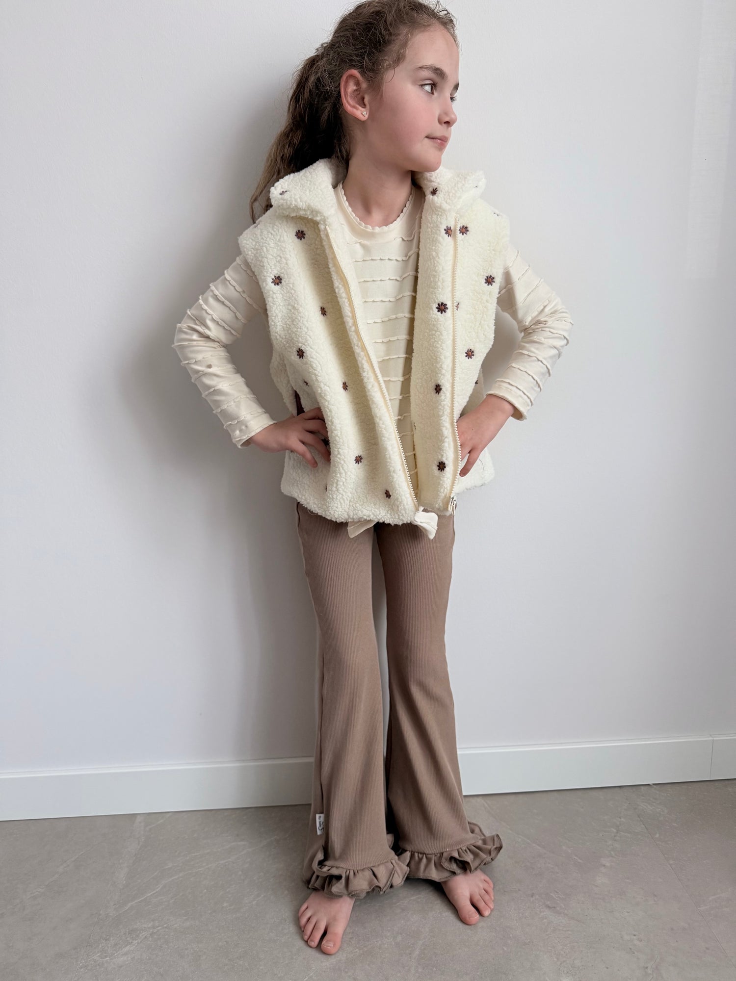 model in ecru bodywarmer met ruffle shirt ecru 
