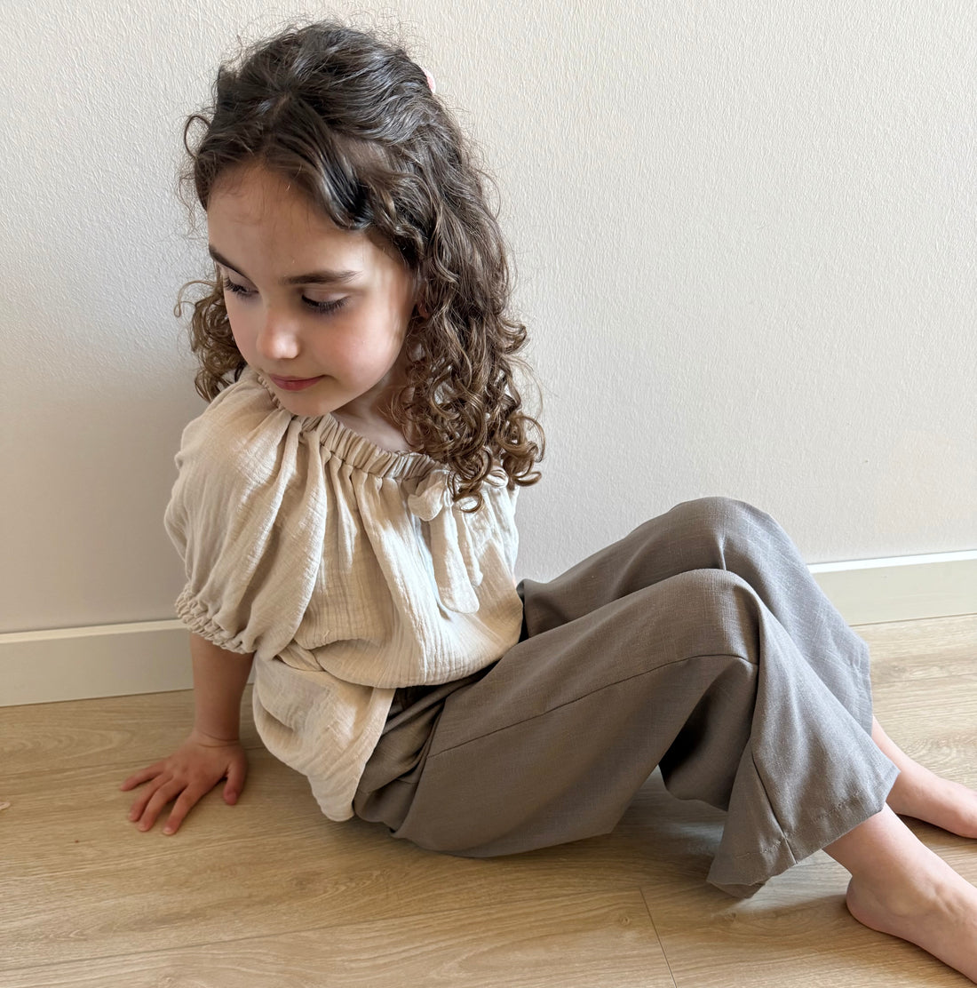 model met mousseline shirt en linnen broek taupe
