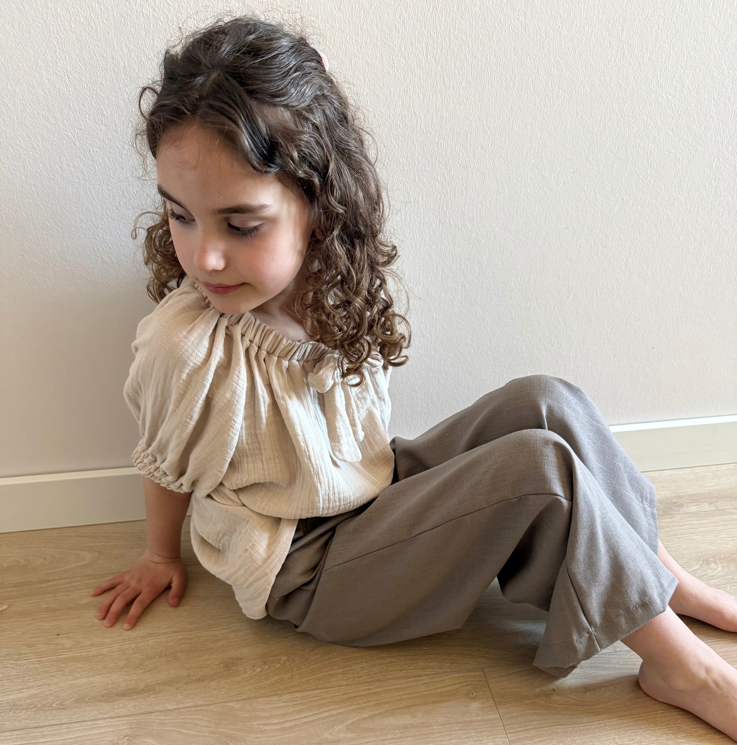 model met mousseline shirt en linnen broek taupe