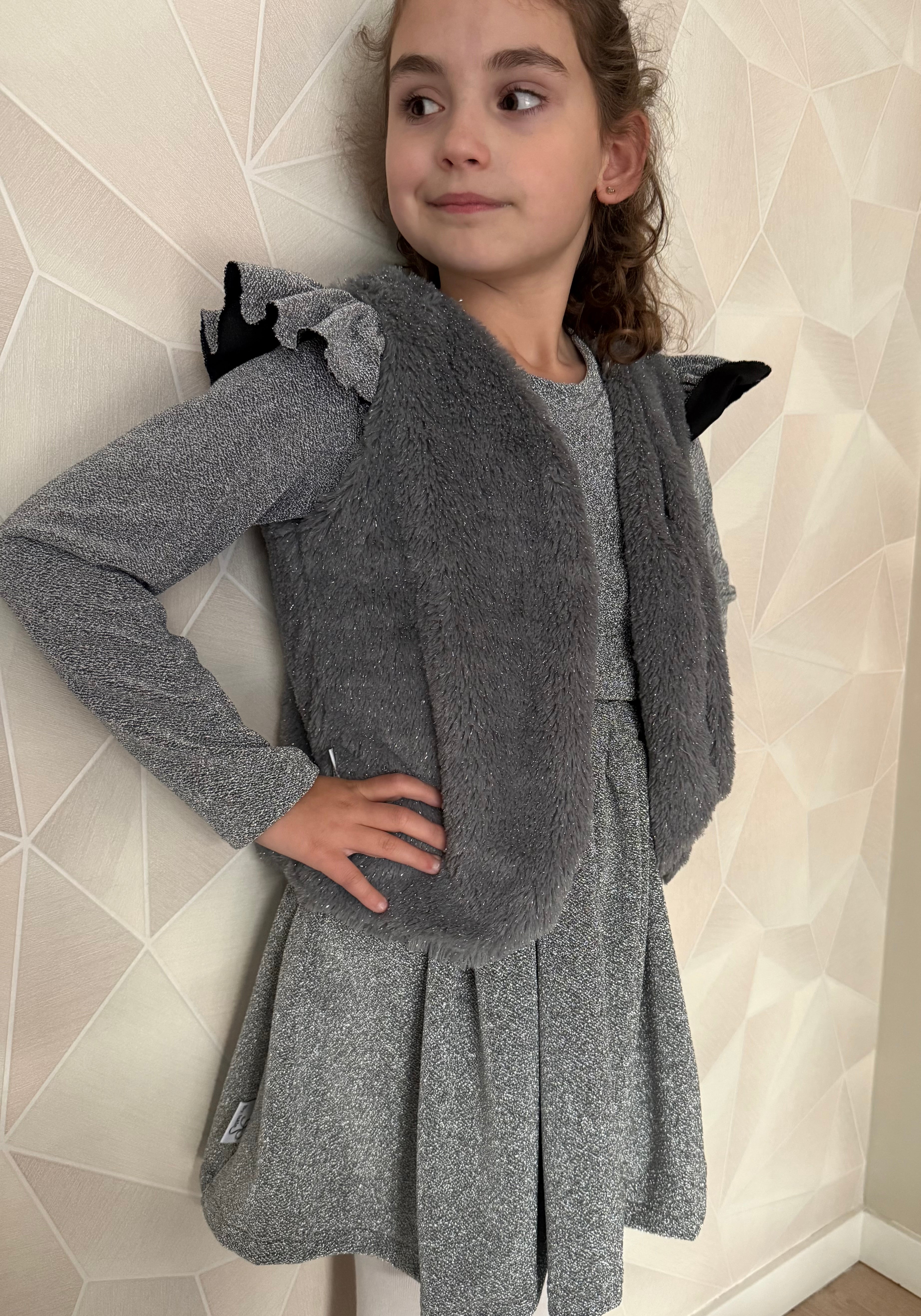 meisje draagt grijs glitter gilet By Isèle
