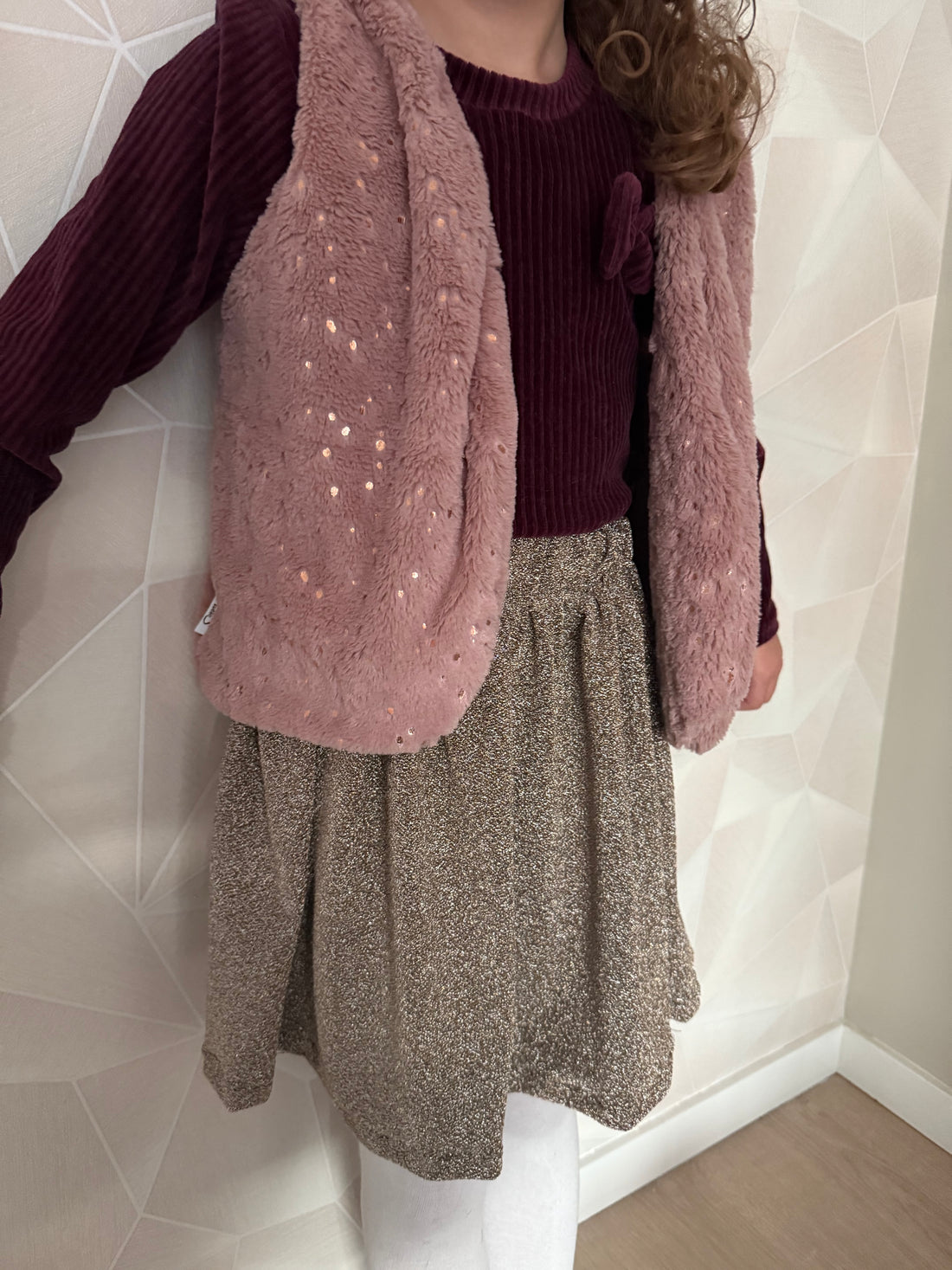Meisje draagt roze glitter gilet By Isèle