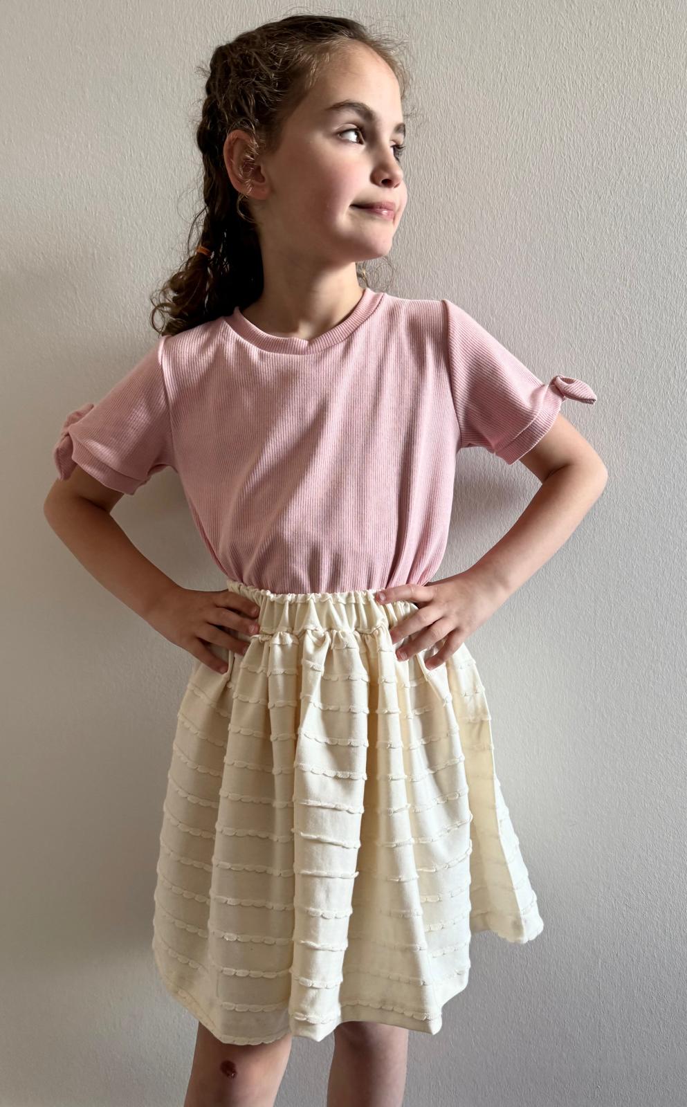 Model met ruffle rokje en korte mouw shirt