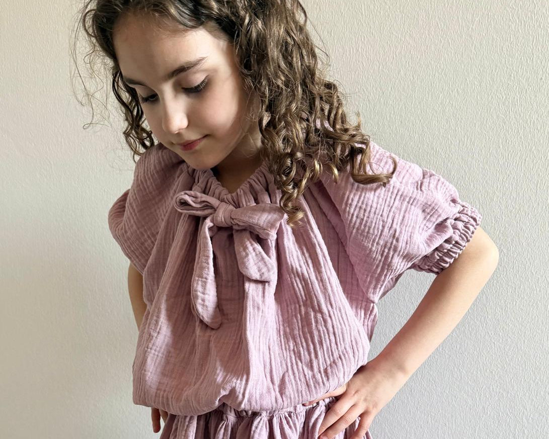 Model in roze mousseline set, rokje en blouse 