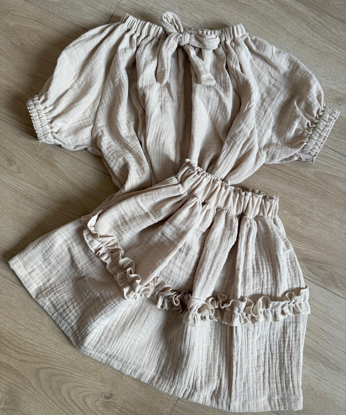 Outfit beige rokje met bijpassende blouse beige 